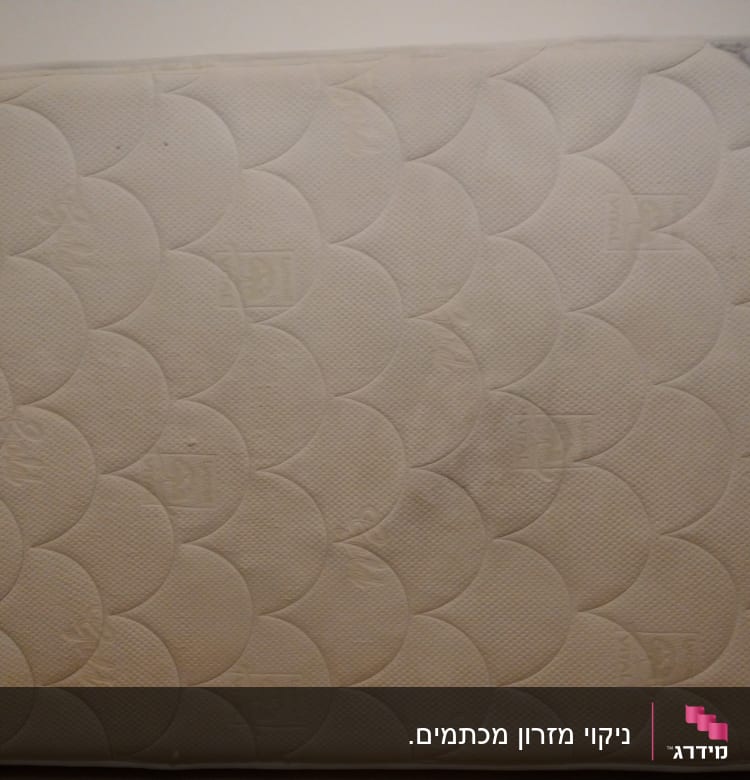 מזרן לבן נקי עם דוגמת עיגולים